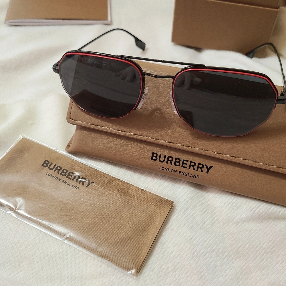 ☆☆GIFTED☆☆ Burberry aviator sunglasses with case.